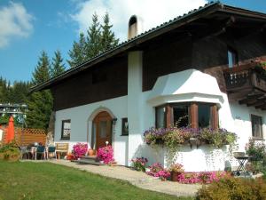 una casa con flores delante en Haus Alice en Seefeld in Tirol