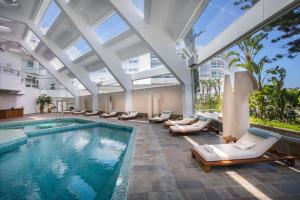 Bazén v ubytování Leonardo Plaza Cypria Maris Beach Hotel & Spa nebo v jeho okolí