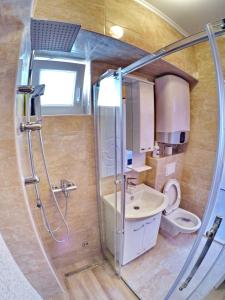 Ett badrum på Apartments Ratkovic