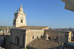 ラグーザにあるCulla del Baroccoの時計塔のある古い建物