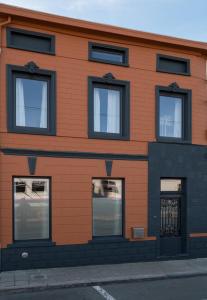 赫拉爾茲貝亨的住宿－Sekowa-lodge，一座橙色砖砌建筑,街上有窗户