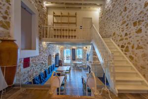 Zimmer mit Treppe, Tisch und Stühlen in der Unterkunft Thalassa Boutique Hotel in Rethymno