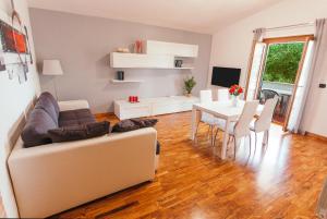 salon z kanapą i stołem w obiekcie Domus Leonardo-Private Free Parking w mieście Fiumicino