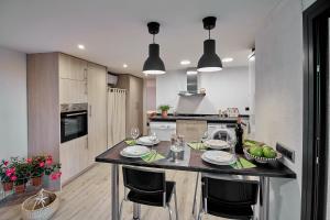 cocina con mesa y sillas en una habitación en Apartment Pearl of Cabrils, en Cabrils