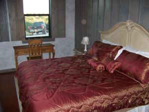 מיטה או מיטות בחדר ב-Breezy Hills Cottages - Morning Sun Cottage