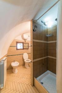 een badkamer met een toilet, een wastafel en een bad bij Al Seminario in Tivoli