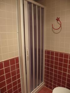 eine Dusche mit Glastür im Badezimmer in der Unterkunft Naturaleza y Golf in San Jorge + 34 Fotos