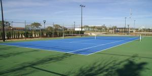 einen Tennisplatz mit einem Netz darüber in der Unterkunft Naturaleza y Golf in San Jorge