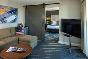 TV a/nebo společenská místnost v ubytování Revere Hotel Boston Common