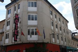 a building with a sign on the side of it at Hotel Villa de Verín in Verín