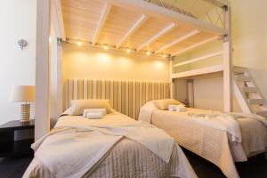 A bed or beds in a room at Downtown Apartments Bica