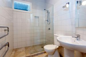 OstendにあるCrescent Villa - Stay Waihekeのトイレと洗面台付きのバスルーム +36枚の写真