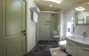 A bathroom at Göcek Centre Hotel