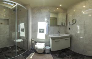 A bathroom at Göcek Centre Hotel