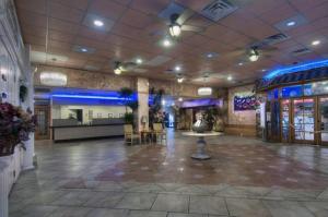 une grande salle avec un hall et une grande pièce avec un hall dans l'établissement Shalimar Hotel of Las Vegas, à Las Vegas