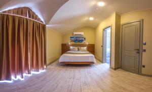 A bed or beds in a room at Göcek Centre Hotel
