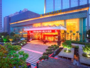 a building in a city at night with lights w obiekcie Hongrui Jinling Grand Hotel Hefei w mieście Hefei