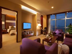 TV a/nebo společenská místnost v ubytování Hongrui Jinling Grand Hotel Hefei