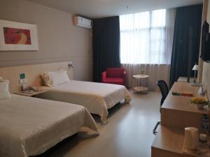 A bed or beds in a room at Jinjiang Inn Longyan Zhongshan Road Pedestrian Street