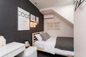 Postel nebo postele na pokoji v ubytování neat house hongdae