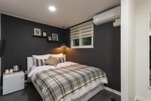 Postel nebo postele na pokoji v ubytování neat house hongdae