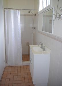 Phòng tắm tại Fairway Lodge Motel