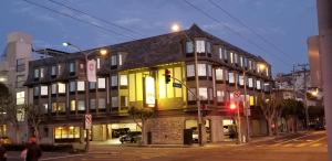 żółty budynek na ulicy miejskiej w nocy w obiekcie Chelsea Inn w mieście San Francisco