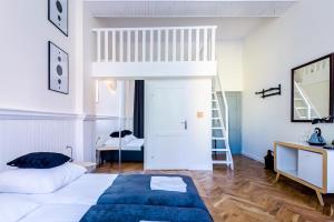 ein Schlafzimmer mit einem Etagenbett und einer Leiter in der Unterkunft apartamenty kamienica in Puck