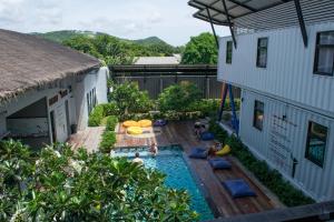 Bazén v ubytování Us hostel samui nebo v jeho okolí