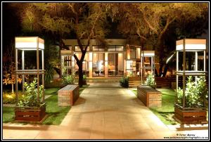Pretoria的住宿－萊克斯精品酒店，前面有走道的房子