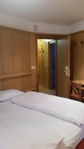A bed or beds in a room at Chalet Helen
