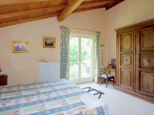 Lova arba lovos apgyvendinimo įstaigoje Gorgeous Holiday Home in Carpaneto Piacentino with Pool