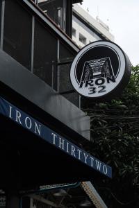 un letrero para un restaurante de hierro en un edificio en Iron32 Hotel, en Chiang Mai