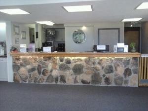 The lobby or reception area at Quail's Nest Inn & Suites