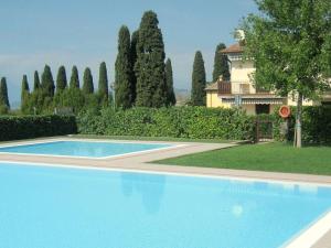Baseinas apgyvendinimo įstaigoje Enticing Holiday home in Lazise with Swimming Pool arba netoliese