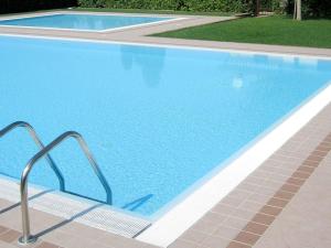 Enticing Holiday home in Lazise with Swimming Poolの敷地内または近くにあるプール