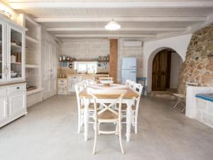 トッレ・スーダにあるLuxurious Villa in Torre Suda with Jacuzziのキッチン(テーブル、椅子付)