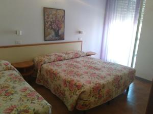 Habitación de hotel con 2 camas y ventana en Hotel Atis, en Bellaria-Igea Marina