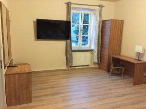 TV a/nebo společenská místnost v ubytování Jujhar's Gästehaus
