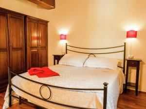 Ένα ή περισσότερα κρεβάτια σε δωμάτιο στο Detached Apartment near Todi with Private Pool