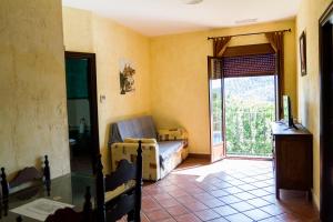 sypialnia z łóżkiem i przesuwanymi szklanymi drzwiami w obiekcie Aparthotel Rural 12 Caños w mieście Galaroza