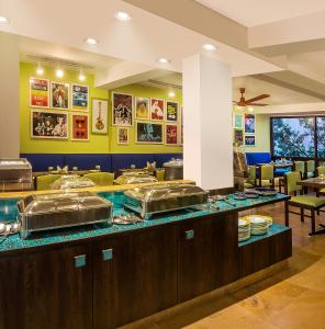 un restaurante con varios platos en una barra en Honeymoon Inn Mussoorie, en Mussoorie