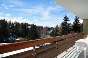 een balkon met uitzicht op de bergen bij Cozy & Central | Palma B in Crans-Montana