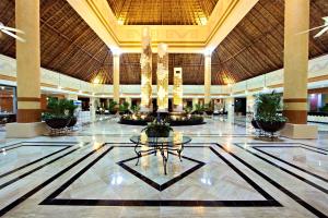 a lobby with a fountain in the middle of a building at Bahia Principe Grand Coba - All Inclusive in Akumal