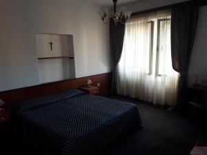 Säng eller sängar i ett rum på Hotel Mance