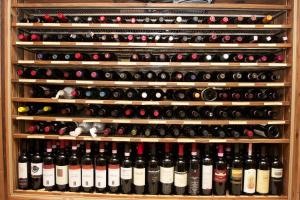 uma adega cheia de garrafas de vinho em Hotel Crosal em Livigno