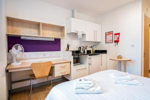 A kitchen or kitchenette at LSE Grosvenor House 