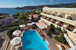 uma vista para um hotel com uma piscina e guarda-sóis em Hotel Afea em Agia Marina Aegina