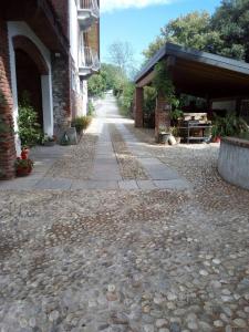 ボルゴマネーロにあるRelais Profumo di Vinoの建物前の石畳