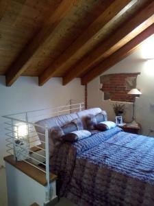 1 dormitorio con 1 cama con edredón azul en Relais Profumo di Vino, en Borgomanero